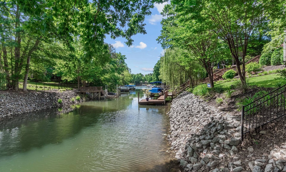 Mooresville House | Summer specials! Welcome to our LKN HOME! Sleeps 16! Boat Rental Available!