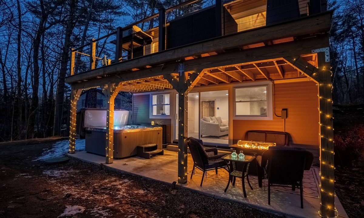 Conway House | The Nest at Mountainview Modern Retreat w/Hot Tub Near North Conway