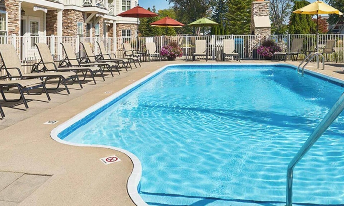 Holland House | The Savannah: 2BR + Loft Townhome Sleeps 8 | Pool, Hot Tub, Free Golf, Near Lake Michigan