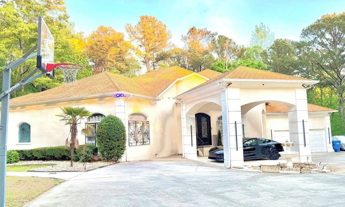 Cliftondale House | This beautiful Luxury Mini Mansion, 4 bedroom 4 bath estate in Atlanta GA.