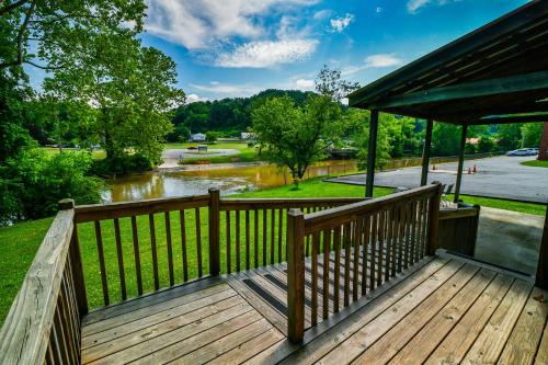 Williamstown House | Toccoa River House- Toccoa River Front-2br/2ba-wifi-walk to town-Free Activities