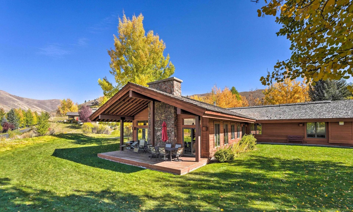 Sun Valley House | Unique Mountain Escape w/2 Decks < 2 Mi to Skiing
