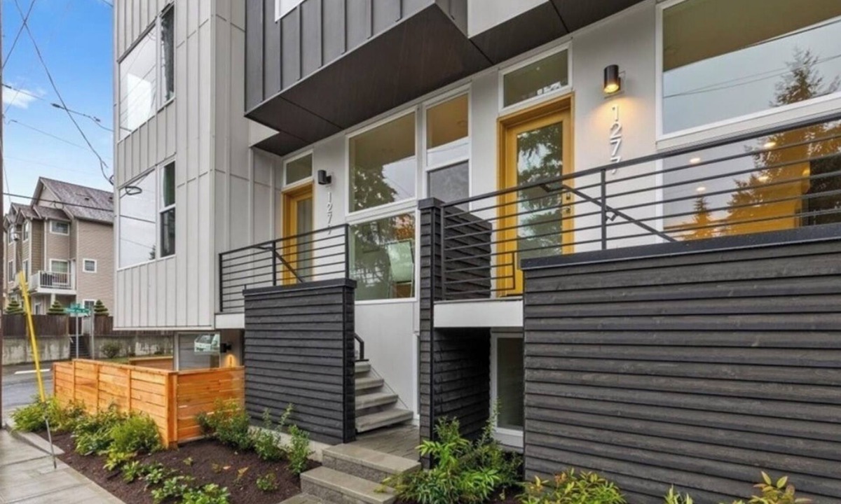 Haller Lake House | ⚽️Vacation Ready, Marvelous 2.5-bedroom TH close to LightRail. Entire Space ⚽️