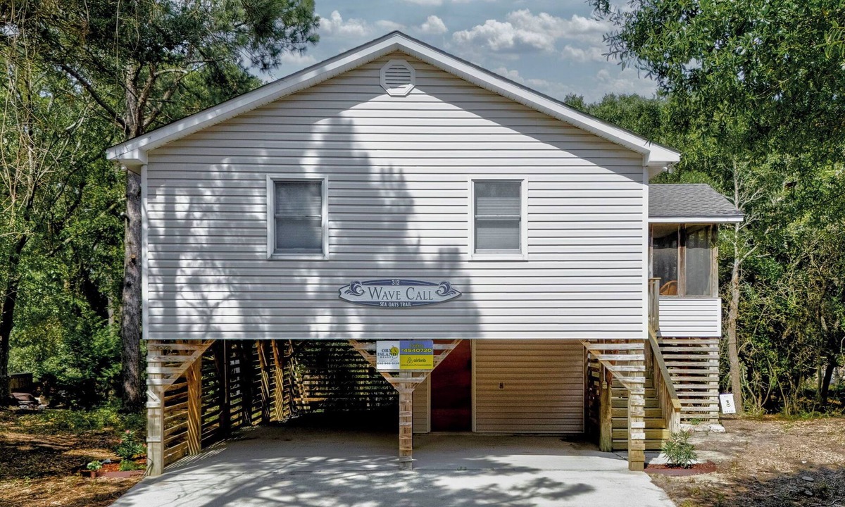Southern Shores Cottage | Wave Call, in Southern Shores, “Drop-in” for surf and sand!