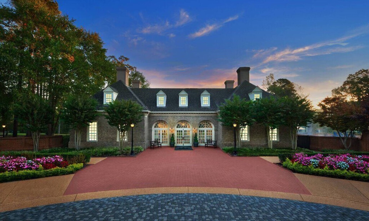 Berkeley Apartment | Williamsburg | Couples Historic Weekend | Pool + Golf