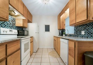 1 Block to Beach & A Street Apt with Patio/Parking