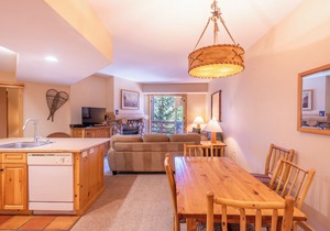 Spacious condo that sleeps 4, steps from the lifts, free wifi & parking in Copper Mountain