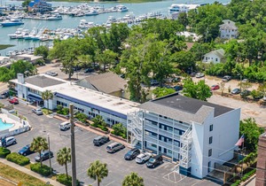 The Waterway 108: 2 Queens Studio with complex pool!