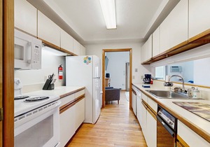 Townhome w/Bonus Loft, High-Speed WiFi, Partial AC & Full Kitchen