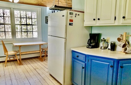 Surry House | 70 Oceanfront acres! 5B/3B Farmhouse on Newbury Neck-Sleeps 10. Fireplace, pets!