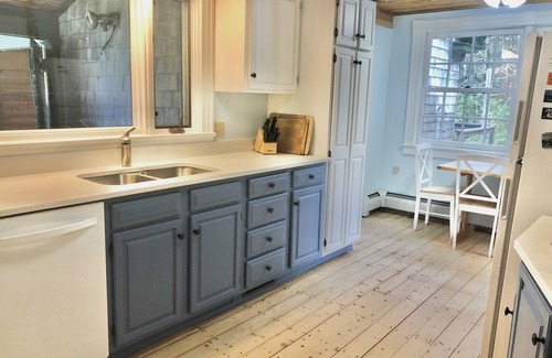 Surry House | 70 Oceanfront acres! 5B/3B Farmhouse on Newbury Neck-Sleeps 10. Fireplace, pets!