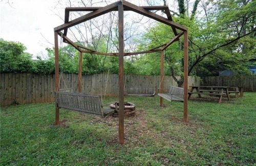 East Point House | 12 Min to Mercedes-Benz Stadium 2BR Sleeps 5 4 Min to MARTA