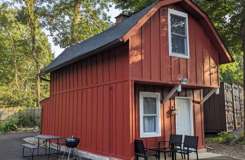 Andover House | 1BR Rustic-Chic Barn Getaway with Private Fire Pit