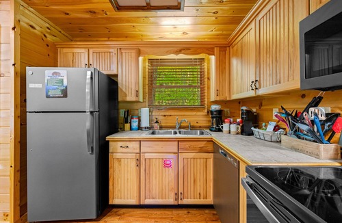 Wears Valley Cabin | 2 Bed/2Bath Cabin w/Private Hot Tub! Backs to GSMNP & 5 min to park entrance!
