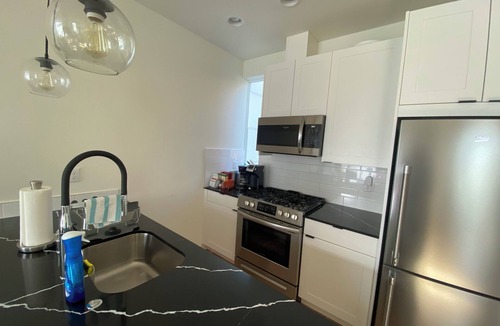 Lower Queen Anne House | 2-bedroom townhome w/cool AC. Walk to Seattle Center, Climate Pledge w/parking