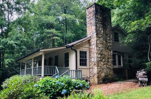 Mirror Lake House | 2 Living Areas + Fireplace: Mirror Lake Cottage!