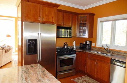 Ludlow House | 2026-27 dates available! Mountain biking or hiking the Green Mtn, or ski Okemo!