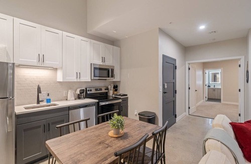 Downtown Cincinnati Apartment | 2Bed/2Bath with basketball court & Golf Stimulator
