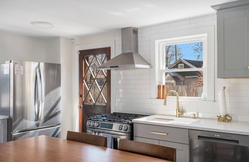 Warwick Cottage | 2BR Steps to Oakland Beach Near Airport