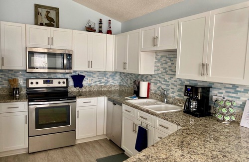 Emerald Isle House | 2ND ROW. See/Hear the Ocean, 1 Min to Surf. Well-Appointed.