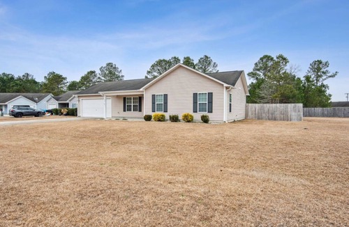 Richlands House | 3-bedroom beauty/a few minutes from the Jacksonville airport is waiting for you!