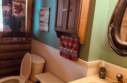 Lackey Cabin | 3-bedroom log cabin in historic triangle of Yorktown/Williamsburg/Jamestown