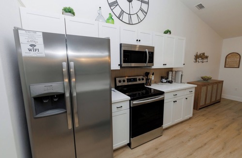 Sandalwood House | 3-BR Family Retreat near Mayo Hospital & Jax Beaches