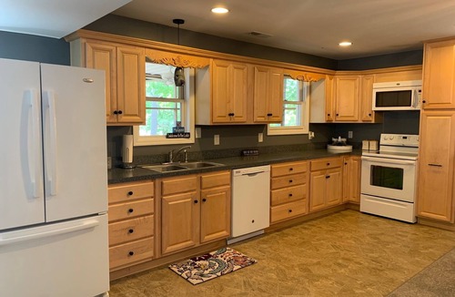 Henrico House | 3 Living spaces w/3 full Kitchens - Private Boat House & Sandy Beach