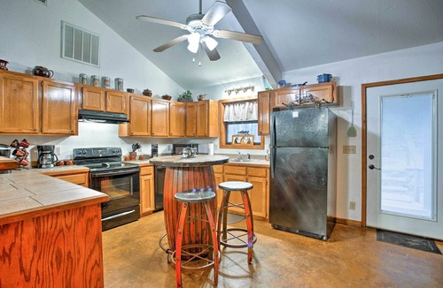 Broken Bow Cabin | 3 Mi to Broken Bow Lake: Cabin w/Hot Tub & Deck!