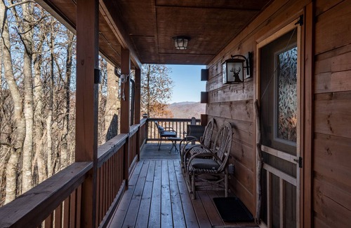 Topton Cabin | 3 Story Cozy Cabin in Nantahala with Beautiful Lake & Mtn View!