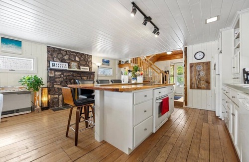 Gray House | 3-story lake front views! Dock, Hotspring spa, outdoor dining, watch our video!