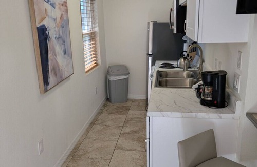 Siesta Key Hotel | #3-TwinPalms-King Studio Suite-3-min Walk to Siesta Key Beach, Heated Pool