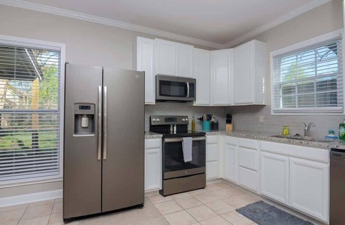 Franklin House | 421 B · Walk to downtown Franklin, Plenty of room for 6