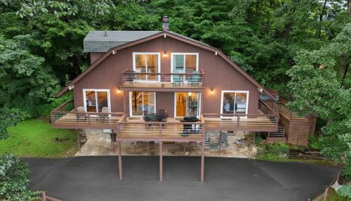 Maggie Valley House | 4BR in Maggie Valley Golf Club, Game Room, Hot Tub