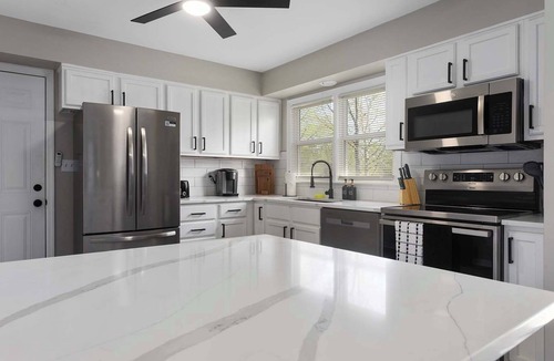 Independence House | 4BR | Sleeps 8 | Deck | 10 Min to Arrowhead