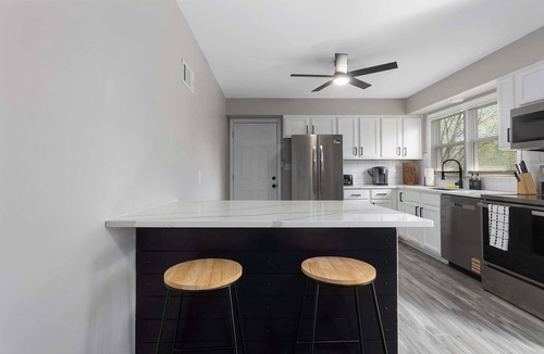 Independence House | 4BR | Sleeps 8 | Deck | 10 Min to Arrowhead