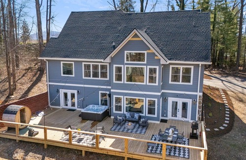 Hendersonville House | 4k SqFt, Massive Deck , Games, Spa, Sauna, Firepit