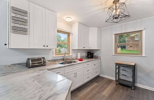 High Point House | 5 Min to High Point Market | Sleeps 8 | Near HPU
