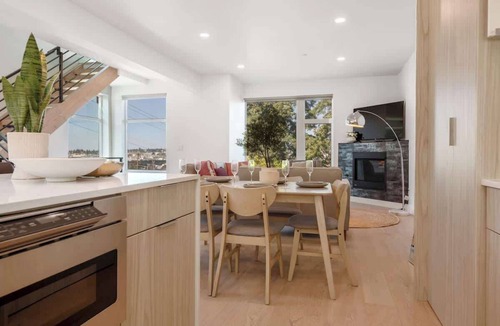 North Queen Anne Condo | 7BR Chic Retreat Twin TownHomes w/Rooftops