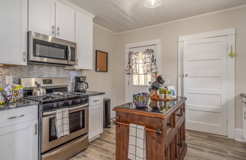 New Bern House | A beautiful balanced 2-bedroom bungalow near quaint downtown New Bern