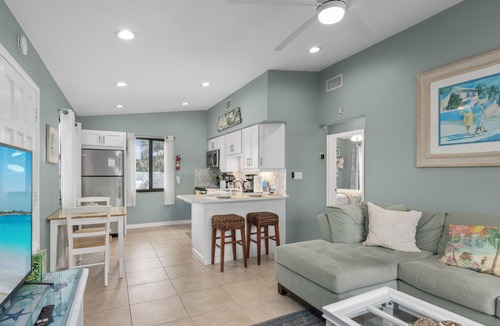 Sarasota Condo | Adorable two bedroom one bath condo walk to the beach and st Armand’s circle