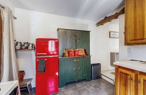 Gray Apartment | Adorable waterfront gem with 2 kayaks, high-speed WiFi, full kitchen & dock