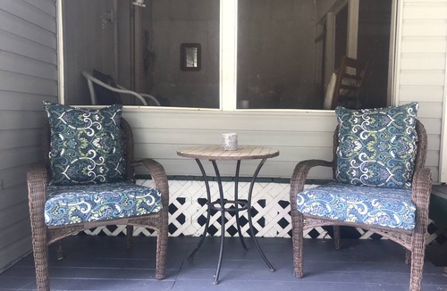 Fackler House | Affordable Charming Vintage Lake Cottage · Cozy & Welcoming