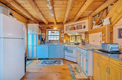 Quechee Cabin | Amazing home on 90 acres - AC & great mountain views