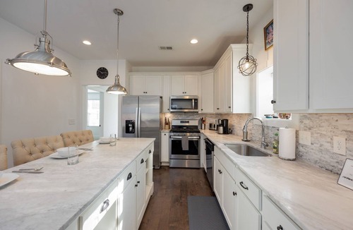 East Nashville House | Artsy Nashville Retreat 5 Min to Broadway + HotTub