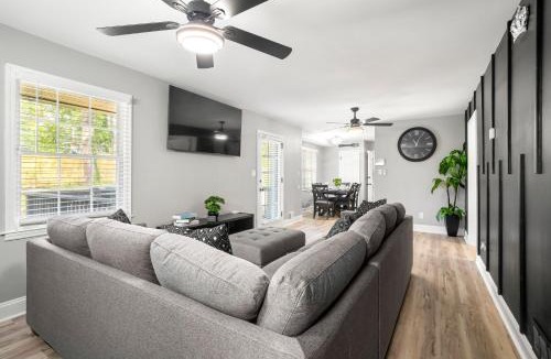East Point Villa | Atlanta Elegant 6BR Home Perfect for Groups & Families sleeps 18
