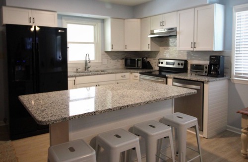 Tranquil Harbour Cottage | August at the beach! Clean Ranch, 4 blks to beach, GOLF CART with parking permit