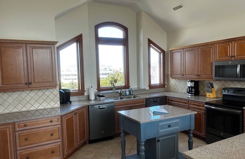 Avon House | Backyard FUN & RELAXATION ! Pool, hot tub, tiki hut, fire pit, putting green