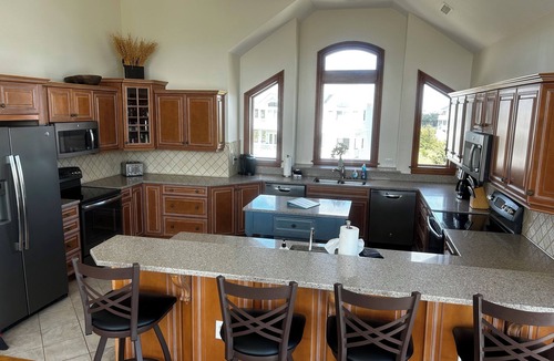 Avon House | Backyard FUN & RELAXATION ! Pool, hot tub, tiki hut, fire pit, putting green