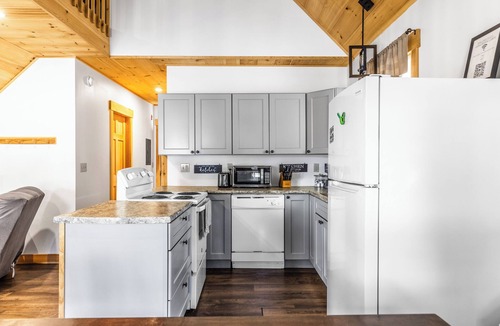 Greenville Cabin | Baker cabin|Downtown Greenville-Moosehead Lake|WIFI|Pets Ok|2 cabins available